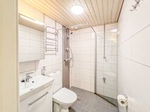 Kylpyhuone on remontoitu ja siisti, pesukoneelle löytyy tilaa