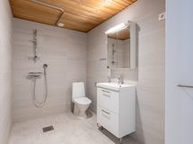 Moderni kylpyhuone, jonne mahtuu täysikokoinen pyykinpesukone