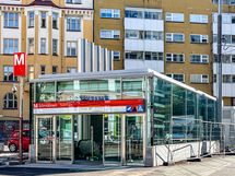 Metroasema Sörnäinen alle 200 metrin päässä asunnolta, 5 min kävelyn päässä.