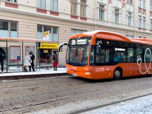 Bussipysäkki pursimiehenkatu lyhyen matkan päässä.