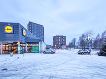 Lidl sijaitsee tien toisella puolella, vain muutaman minuutin kävelymatkan päässä.