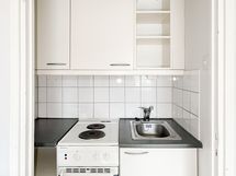 Kompakti mutta toimiva keittonurkkaus, uunilla, liedellä ja jääkaapilla.