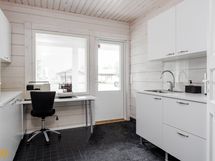 Kodinhoitohuoneesta on kulku terassille ulos