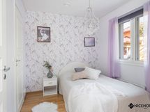 Alakerrassa on yksi makuuhuone vaatehuoneella.