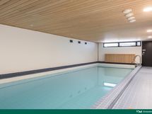 Löylyjen jälkeen vesi uima-altaassa kutsuu virkistymään