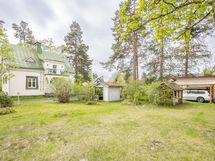 suuri suojaisa tontti