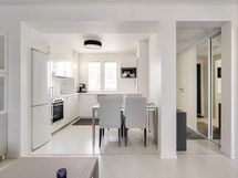 Näkymä olohuoneesta keittiöön