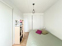 Makuuhuoneessa on tilaa parisängylle ja runsaasti liukuovikaapistoa.