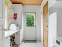 Kodinhoitohuone on tilavam ja siellä on myös yksi sisäänkäynti.