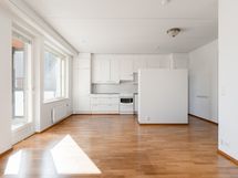 Keittiö, ruokailutila ja olohuone ovat yhtä avaraa ja yhtenäistä tilaa.