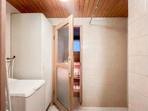 Kylpyhuoneeseen mahtuu oma pesukone ja sauna kruunaa tämän kivan kodin.