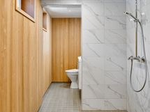Kylpyhuoneen yhteydessä WC.