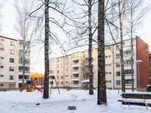 Taloyhtiön leikkipaikka.