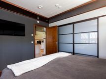 Ovet tilavaan walk-in vaatehuoneeseen