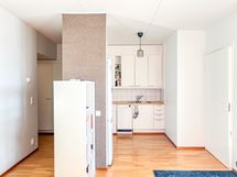 Olohuoneen vieressä siisti keittiö.