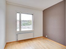 Makuuhuone 1, kaapisto oikealla