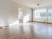 Olohuonen eteisen suunasta