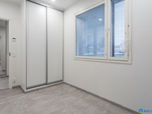 Toisessa makuuhuoneessa liukuovikaapistot