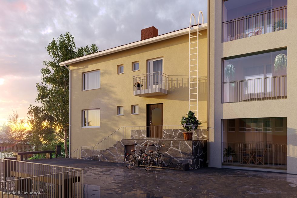 Erillistalo vasemmalla on tämän kodin osoite, - kolme kerrosta omaa rauhaa!