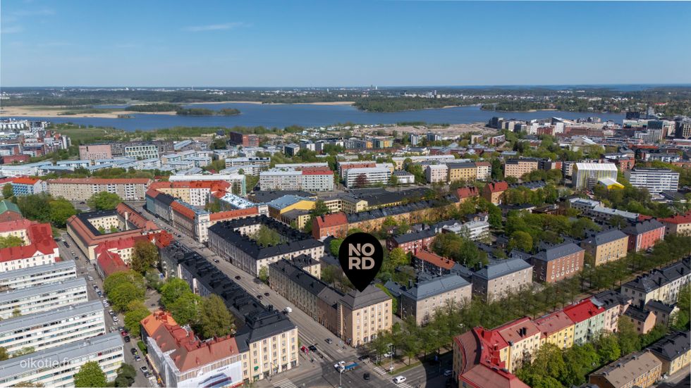 Valoisa kaksio sijaitsee vuonna 1925 rakennetun talon ylimmässä kerroksessa.