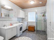 Kylpyhuone on tilava ja sisustuksessa on käytetty vaaleita sävyjä