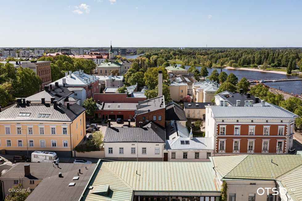 Etualalla kuvan keskellä
