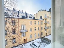 Täällä saa asua sisäpihan rauhassa ja ikkunan suunta on etelään.