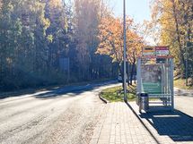 Bussipysäkki n.100m päässä.