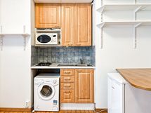 Kotoisasta keittiöstä löytyy myös pyykinpesukone.