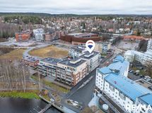 Rautatieasema on ihan vieressä.