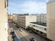 Näkymä olohuoneen ikkunasta Pursimiehenkadulle