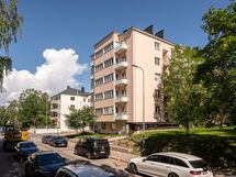 Kadun varrella on tilaa pysäköinnille.