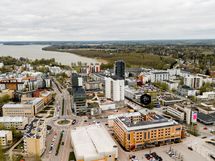 Järvi ja puistoalueet lähellä