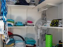 Olohuoneen viereisen makuuhuoneen vaatehuone