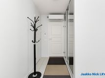 Eteisessä on iso liukuovikaapisto.