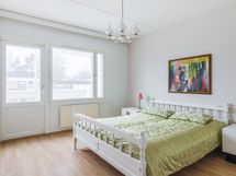 Makuuhuone 1, jossa parveke ja vaatehuone.