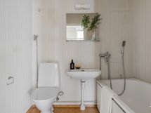 kph/wc ja pesukoneliitäntä sekä amme