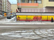 Alepa palvelee kulman takana.