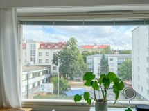 Kodin ikkunoista on avoin näkymä koilisen suuntaan.