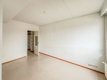 Makuuhuoneeseen mahtuu hyvin parisänky