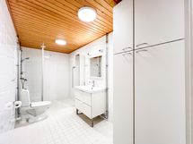 Kylpyhuone on tilava ja täysin laatoitettu.