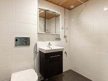 Kylpyhuone on uusittu yhtiön remontin yhteydessä 2017