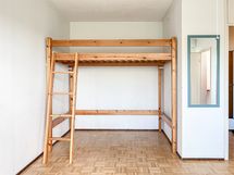 120 cm leveällä parvella varustettu koti, jossa on uusi kylpyhuone ja uima-allas taloyhtiössä.