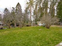Tilava ja suojainen pihapiiri.