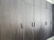 Makuuhuoneessa on mukavasti kaappitilaa.