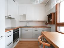 Kompakti keittiö, ruokapöytäkin mahtuu.