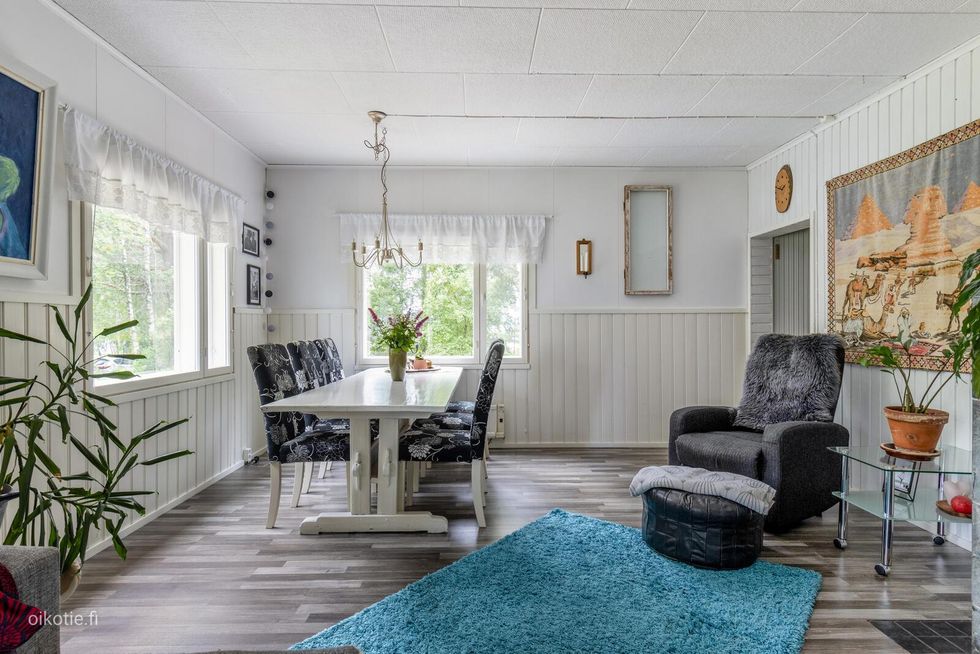 Olohuone johon mahtuu iso pöytä