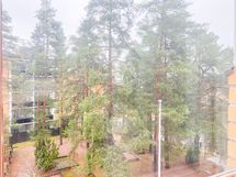 Makuuhuoneen ikkunasta näkymät yhtiön piha-alueelle pohjoiseen.