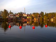 Myyjän omia kuvia pihalta eri vuoden aikoina