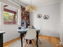 Makuuhuone 2 alakerrassa ja käynti vaatehuoneeseen
